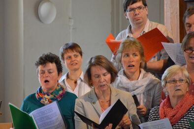 Viele Sängerinnen und Sänger