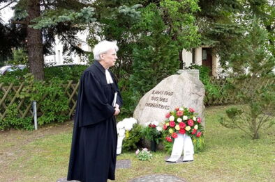Pfarrer Menn vor dem Gedenkstein