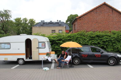 Pfarrer Kölbel auf dem Parkplatz