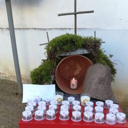 Ostergruß vor der Kirche Neustadt