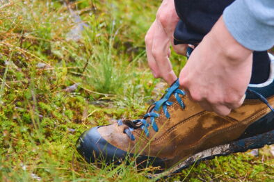 Wanderschuhe anziehen