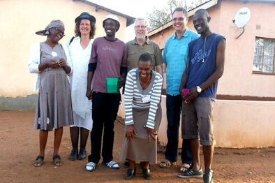 Gäste und Gastgeber beim Besuch in Botswana