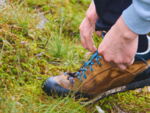 Wanderschuhe anziehen